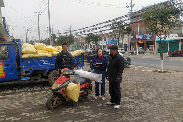 2月10日，尿素銷售人員在武功縣貞元鎮(zhèn)農(nóng)資店門口與農(nóng)戶交流。(副圖）.jpg