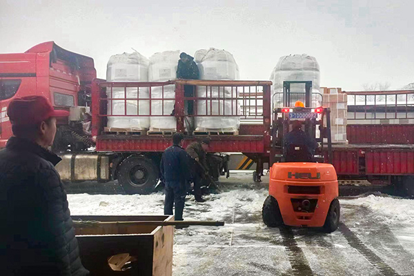 2月12日，物資采供部彬州分部在大雪中卸車，保障物資供應(yīng)(副圖）.jpg