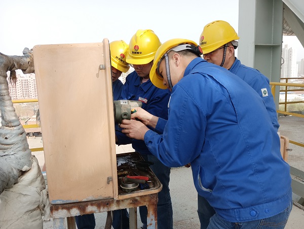 4月6日，空分尿素工段段長郭凱、技術(shù)員張桂芳等人在尿素框架五樓進行電纜更換，變送器接線檢維修工作  計控電儀部 馮香妮 攝.jpg