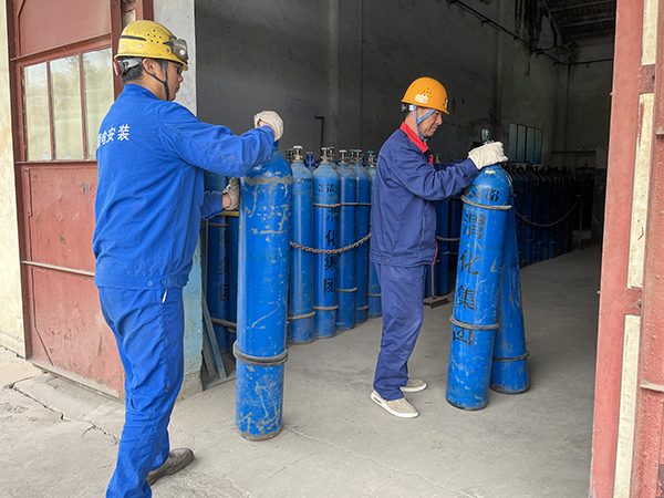 5月4日9：00，合成車間氣瓶站工作人員進行作業(yè)   600.jpg