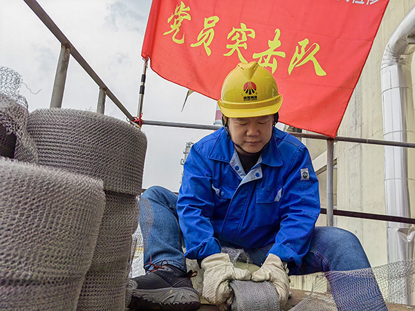 5月10日中午，在動力車間三期工藝除氧器平臺上，黨員突擊隊隊長李鑫正在纏繞新填料.jpg