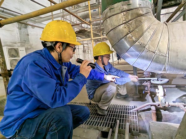 5月8日上午，動力車間三期泵房內(nèi)，技術(shù)員畢加佳指導副司爐王天賜排放BW管線內(nèi)積水.jpg