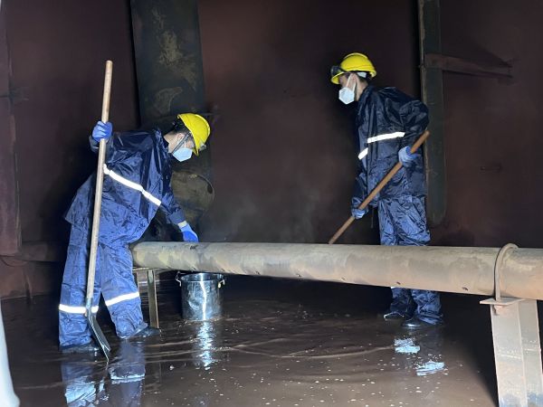 將熱水槽底部污水鏟倒廢桶中，用廢桶搬運(yùn)出去.jpg