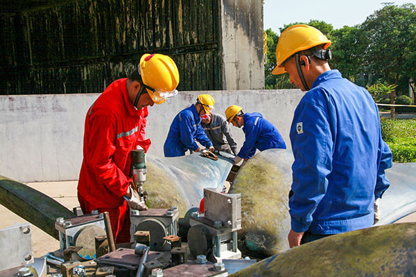 5月13日，李曉峰作業(yè)組檢修風(fēng)機葉片   600.jpg