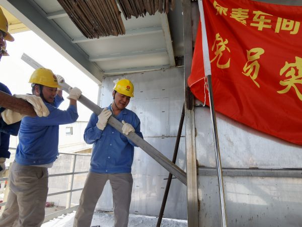 5月初，尿素車間技術(shù)員殷聯(lián)剛清理粒子冷卻器.jpg