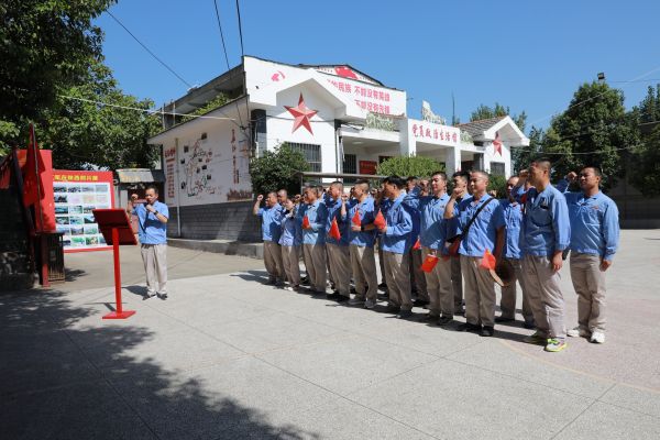 7月23日行政保衛(wèi)部黨支部在紅軍過境陳列館廣場(chǎng)重溫入黨誓詞.jpg