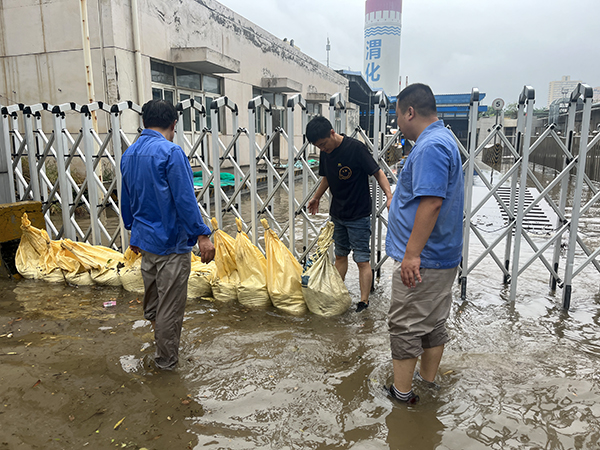 2023年7月28日運(yùn)銷市場部員工正在對(duì)化肥門進(jìn)行沙袋圍擋   600.jpg