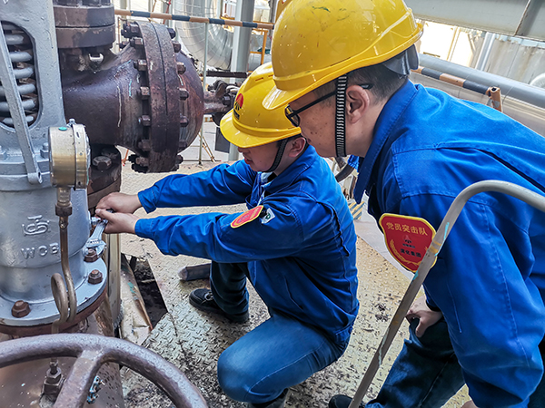 10月20日上午，徐濤和張跟潮在3號爐定排罐處檢查安全閥安裝質(zhì)量.jpg