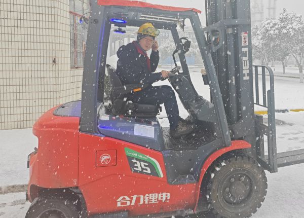 風雪中的叉車司機——郭武松.jpg