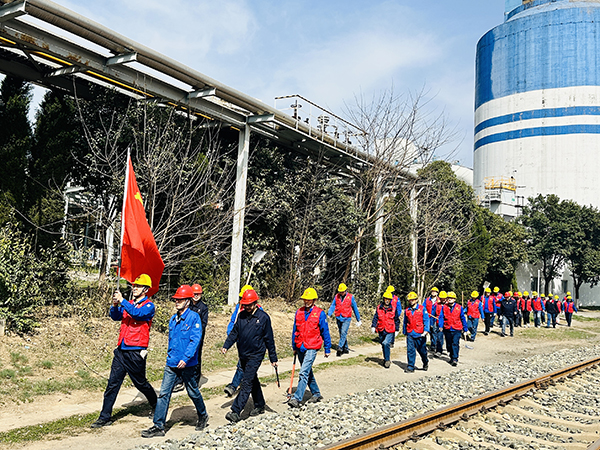 3月20日下午，物料車間黨支部開展了“清除雜草保安全 志愿服務(wù)顯擔(dān)當(dāng)”主題活動(dòng)，   600.jpg