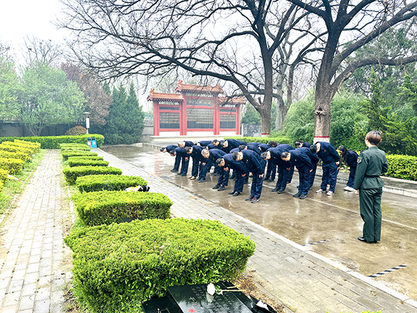 4月2日下午，渭化集團(tuán)組織黨員代表、團(tuán)員青年代表走進(jìn)渭南市臨渭區(qū)王尚德烈士陵園，開展清明節(jié)祭掃活動。烈士紀(jì)念碑前默哀鞠躬.JPG