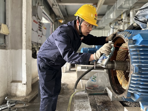 5月7日，檢修人員趙佳偉處理電機(jī)內(nèi)銹跡.jpg