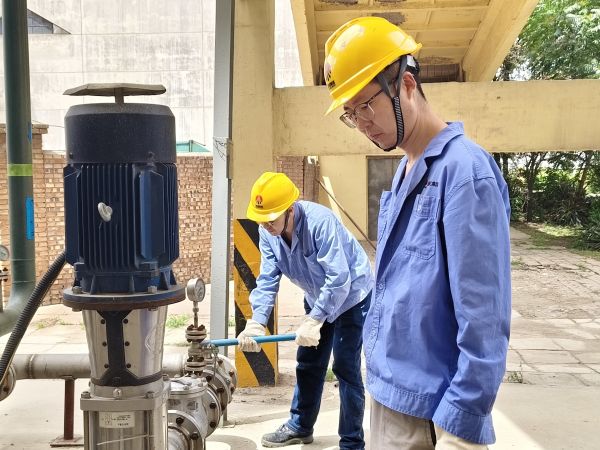 5月11日，尿素車間設備技術員馬強檢查冷卻水泵運行情況 (1).jpg