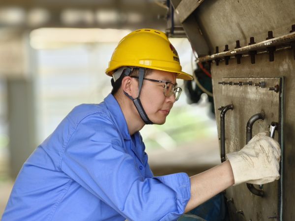 5月11日，尿素車間設備技術員馬強檢查設備螺栓是否松動.jpg