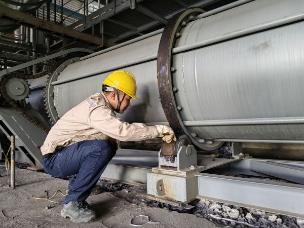 2024年5月20日，動力車間4號鍋爐冷渣器更換后運行人員正在對冷渣器做潤滑.jpg