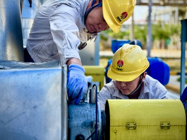 2024年9月，乙二醇車間職工在認(rèn)真檢查機(jī)泵運(yùn)行情況.jpg