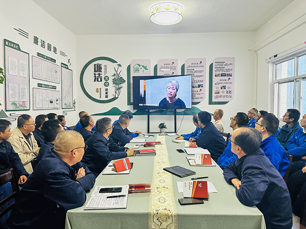 10月21日下午，物料車間黨支部開展了以“敲響廉潔警鐘、繃緊安全之弦、筑牢廉潔安全‘雙防線’”為主題的警示教育活動，--圖為觀看廉潔警示教育專題片.jpg