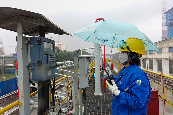 雨中裝車女工  600.jpg