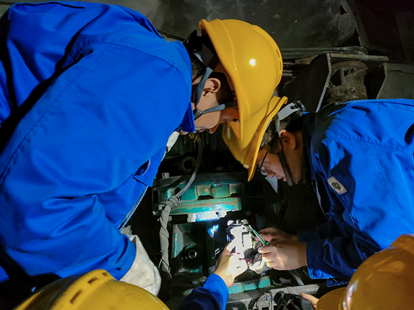 10月30日晚22時(shí)，工藝配合電氣人員拆卸故障電機(jī)。.jpg