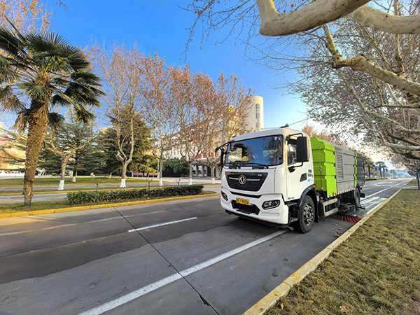 多功能清掃車對(duì)道路機(jī)械清掃1.jpg