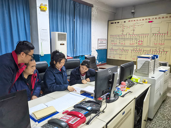 1月22日，張瑩和同事對操作票進(jìn)行講解.jpg