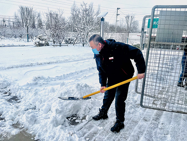 郭小龍帶頭清理積雪.jpg