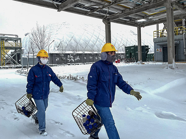 積雪過厚，步行去取樣.jpg